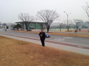 Moon getting ready to click a group photograph of the Mobilers in Samsung Digital City, Seoul