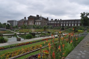 A view of the lovely Kensington Palace... where they say one can unveil a lot of secrets of past royal figures!