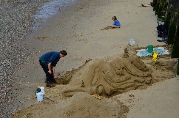 When the tide is low and the weather is warm... the sand artists too come out to impress. On Queen's Walk near OXO... 01