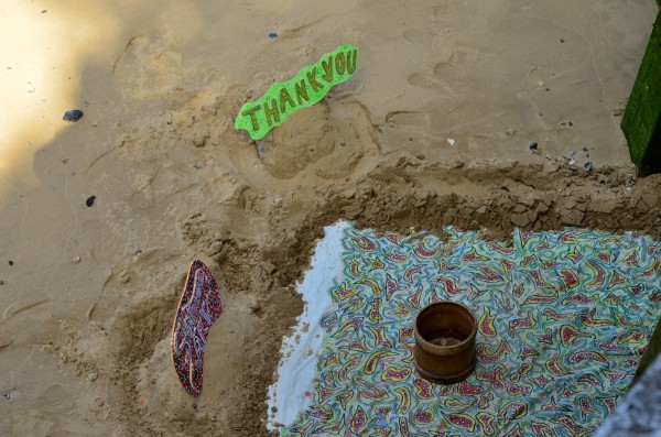 When the tide is low and the weather is warm... the sand artists too come out to impress. On Queen's Walk near OXO... 02