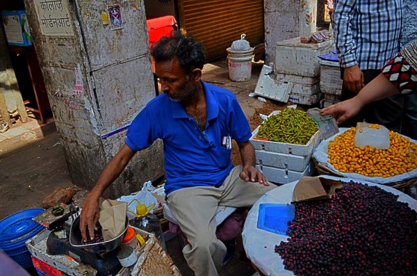 Vendors on the streets of Delhi - Seasonal fruit seller