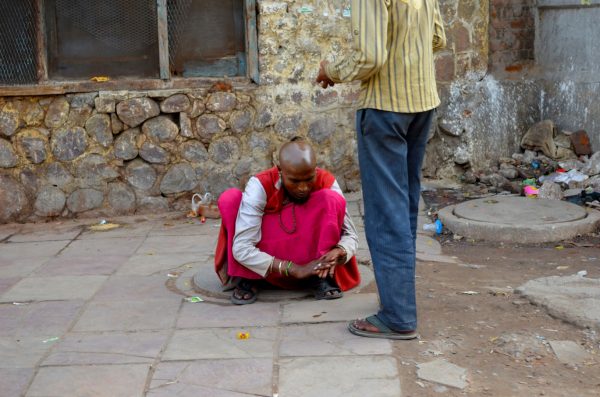 Life in Delhi - con games on the footpath