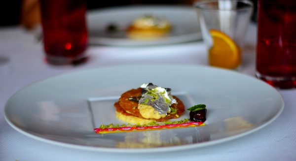 The dessert was something rather unconventional… and layers of garlic kheer and broken wheat made me actually roll the kheer in my mouth to stumble on to a strong presence of garlic. But no, the taste was gentle and mesmerizing