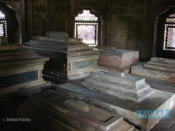 Humayun's Tomb_more than a hundred graves