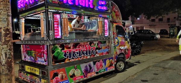 Shot on Vivo Z1Pro_a mobile food van in Jhansi at night