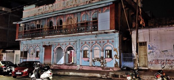 Shot on Vivo Z1Pro_capturing an old building in Jhansi at night