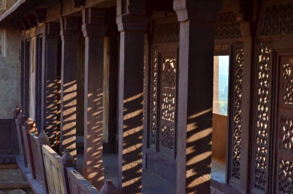 Orchha_play of light through the lattice work in the fort