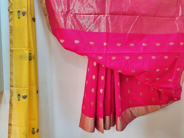 Chanderi - the handloom park has a number of sales counters for tourists